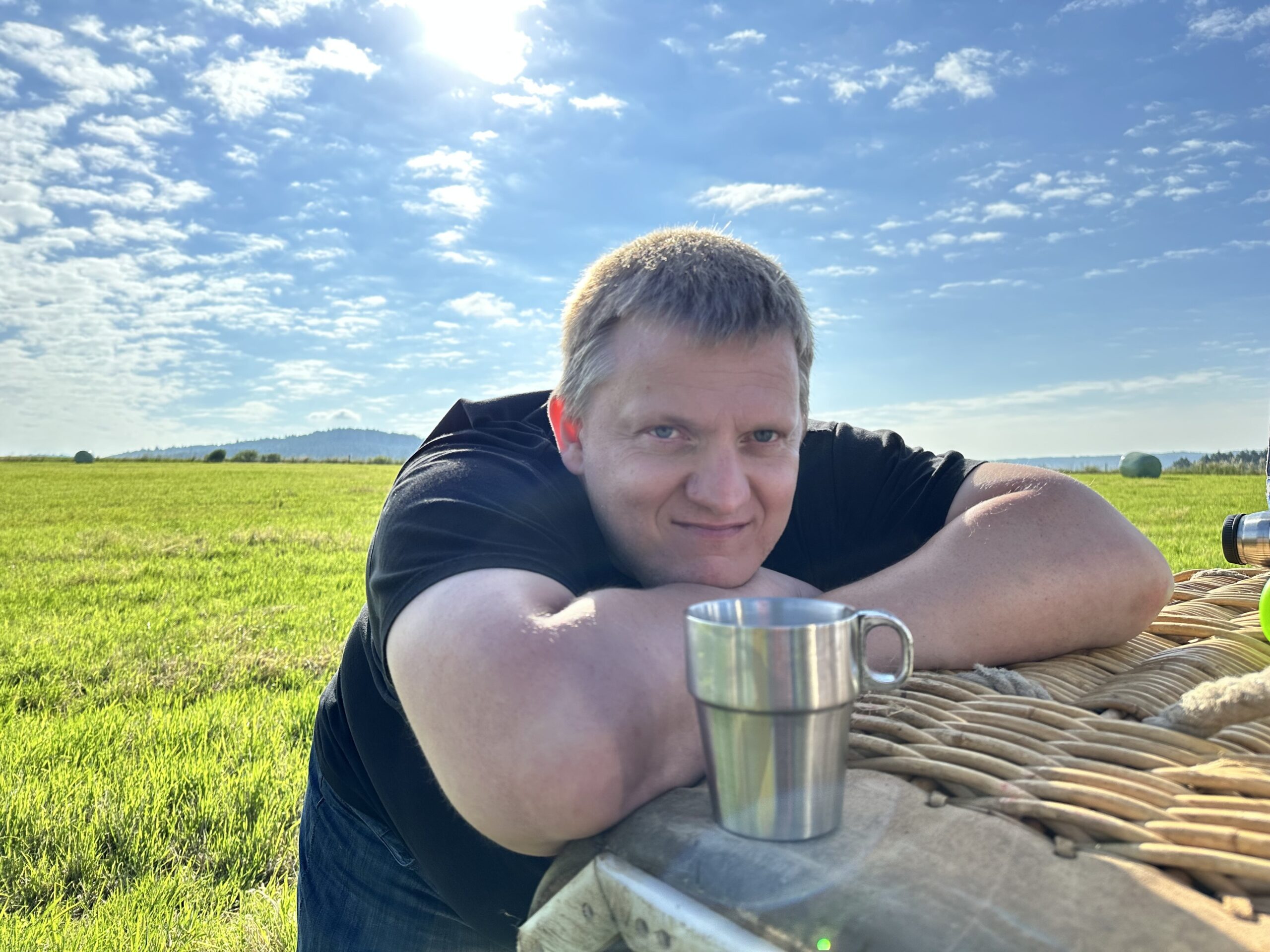 Christian vor Sonnenaufgang auf einem Feld