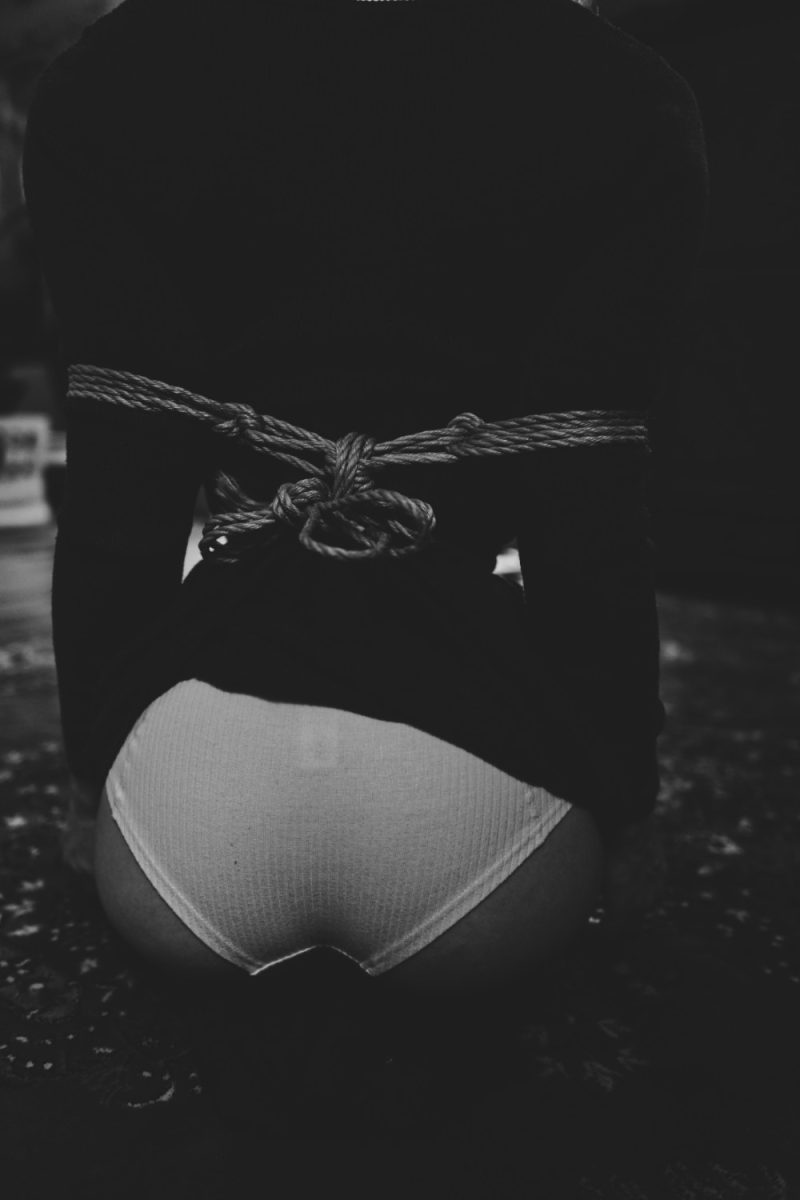 Desire Andy Buru – Fesselung Gefesselte Damen von hinten beim Desire Workshop