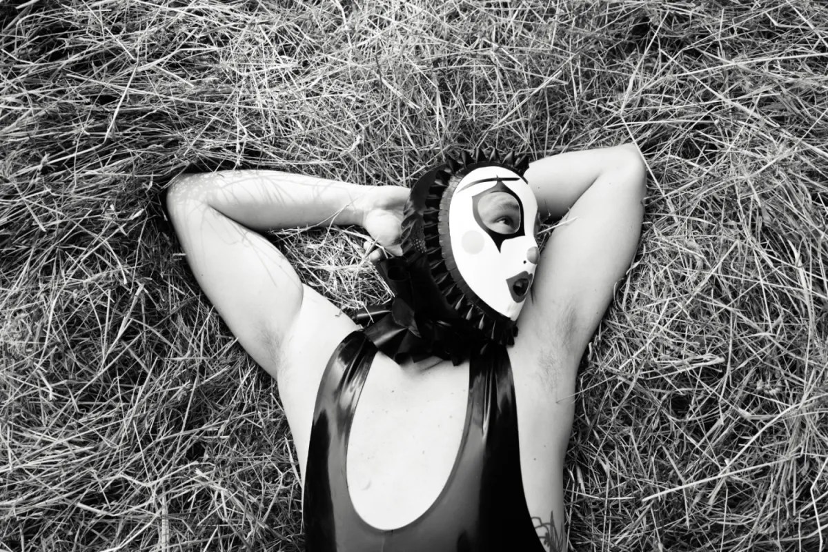 Desire Andy Buru – Maske.webp Andy Buru in Maske im Gras beim Desire Workshop