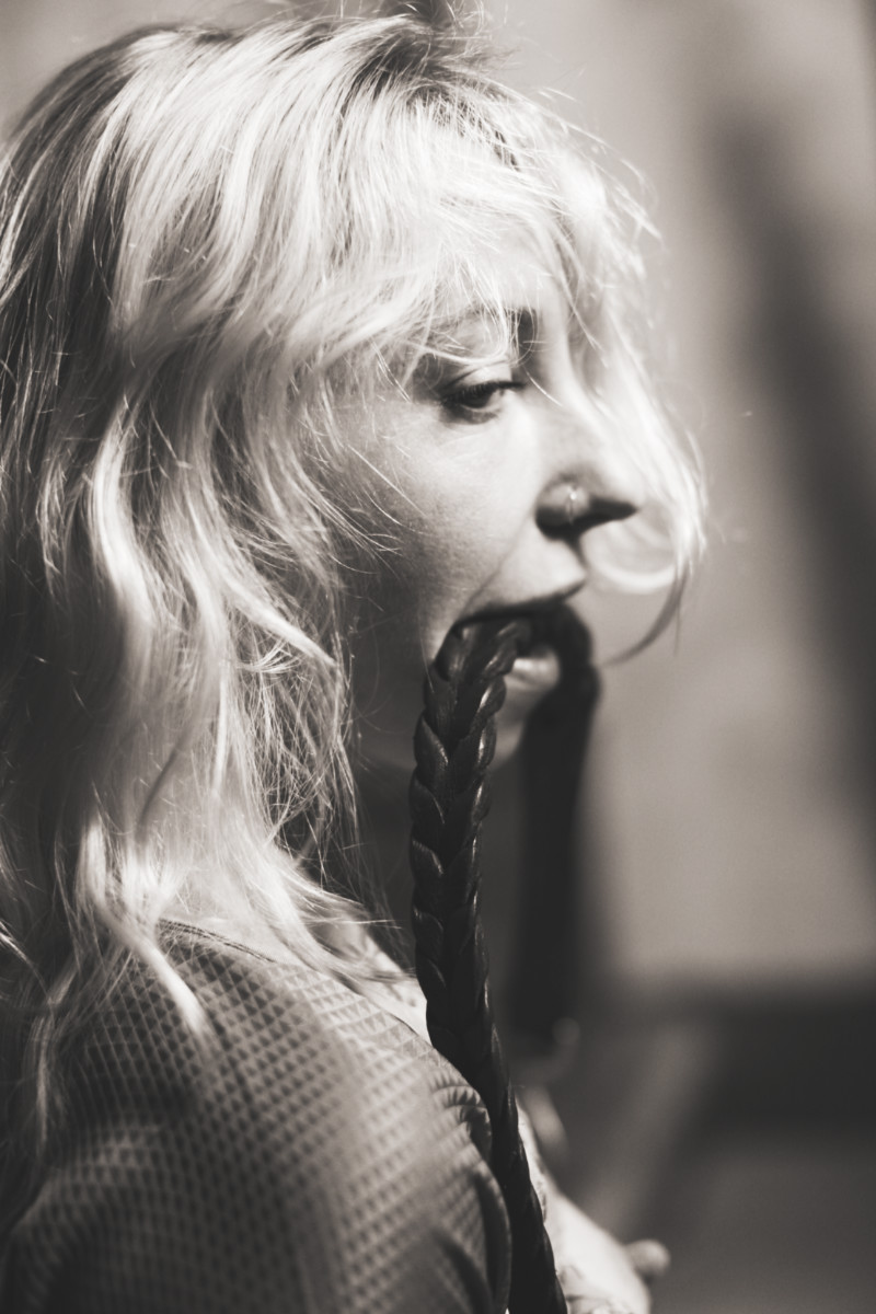 Power Workshop Andy Buru gutes Mädchen Blonde Frau mit einer Peitsche während Andy Burus Power Workshop