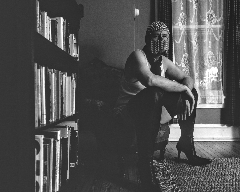 Power Workshop Andy Buru mit Maske Andy Buru mit einer Maske während des Power Workshops