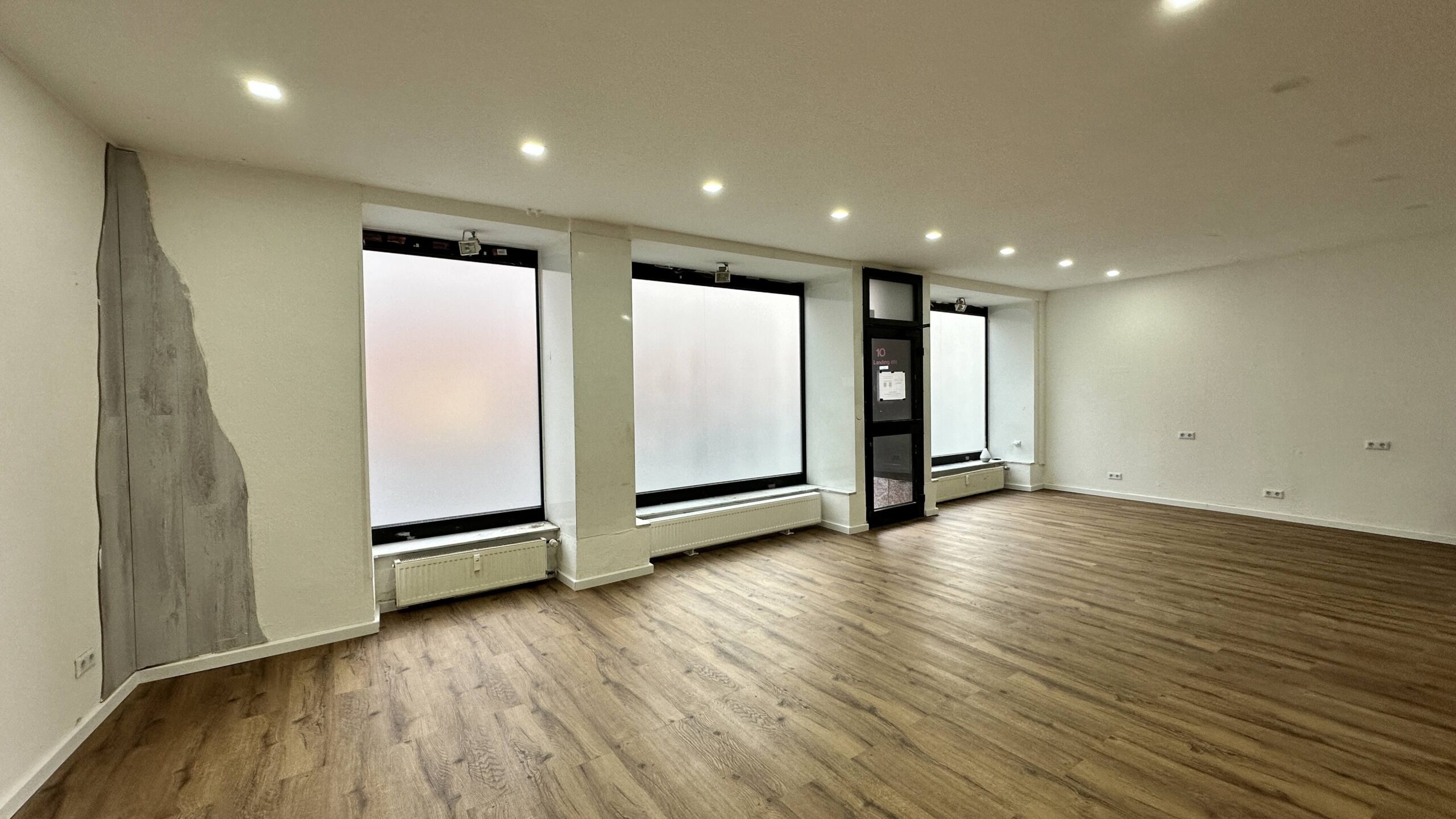 Foto von der Workshop Location Refugium Aschaffenburg mit verklebten Fenstern