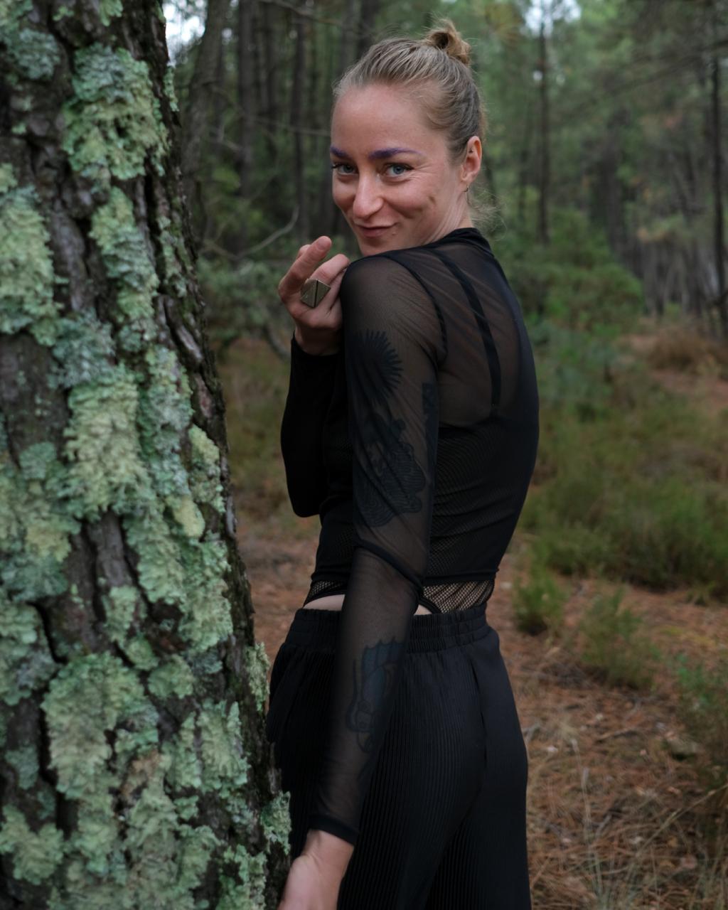 Lina Orlando lockt mit gekrümmtem Finger und zeigt Dominanz