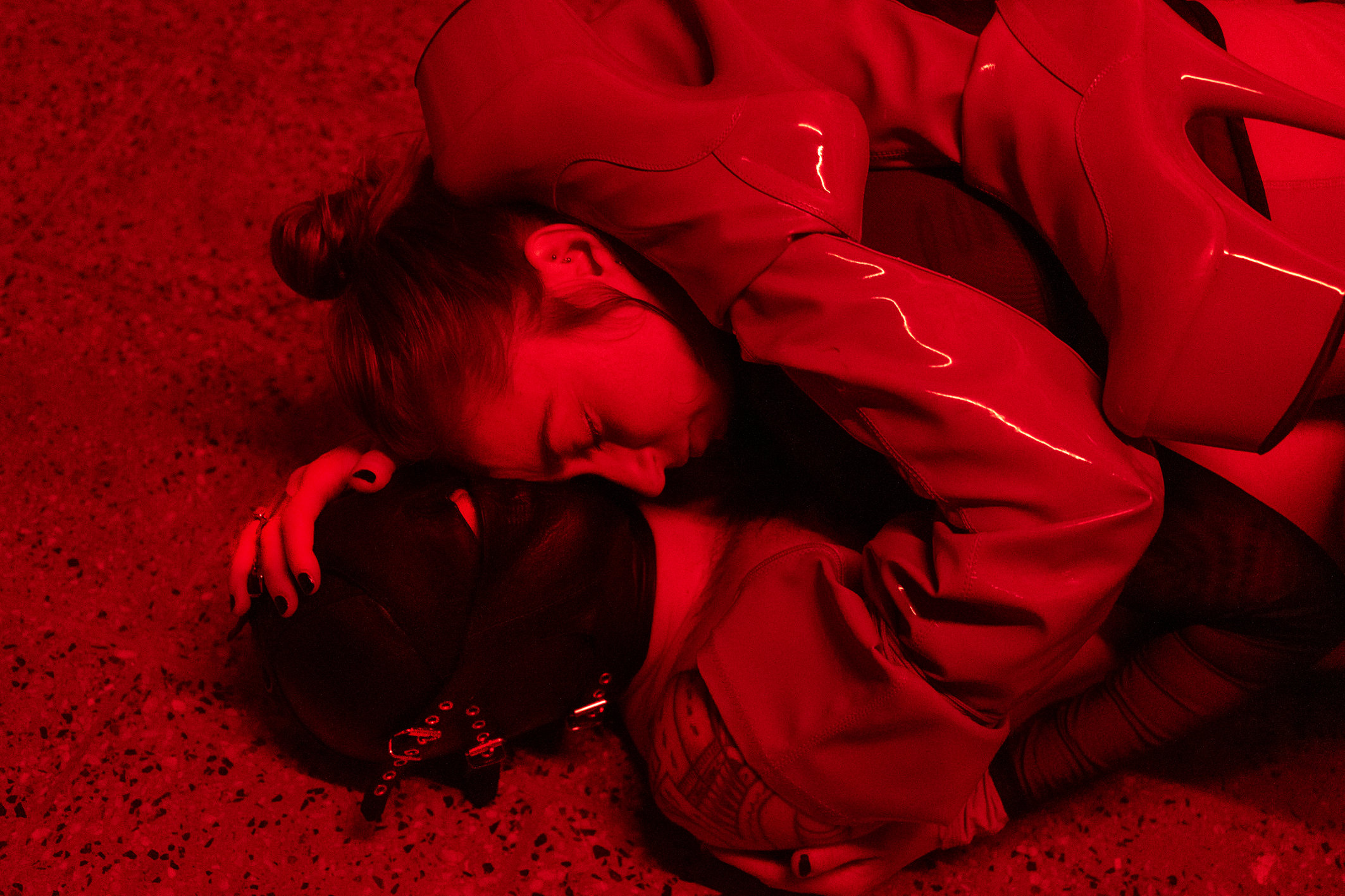 Alex Fae und Lina Orlando in rotem Licht, umschlungen, entdecken Dominanz und Hingabe