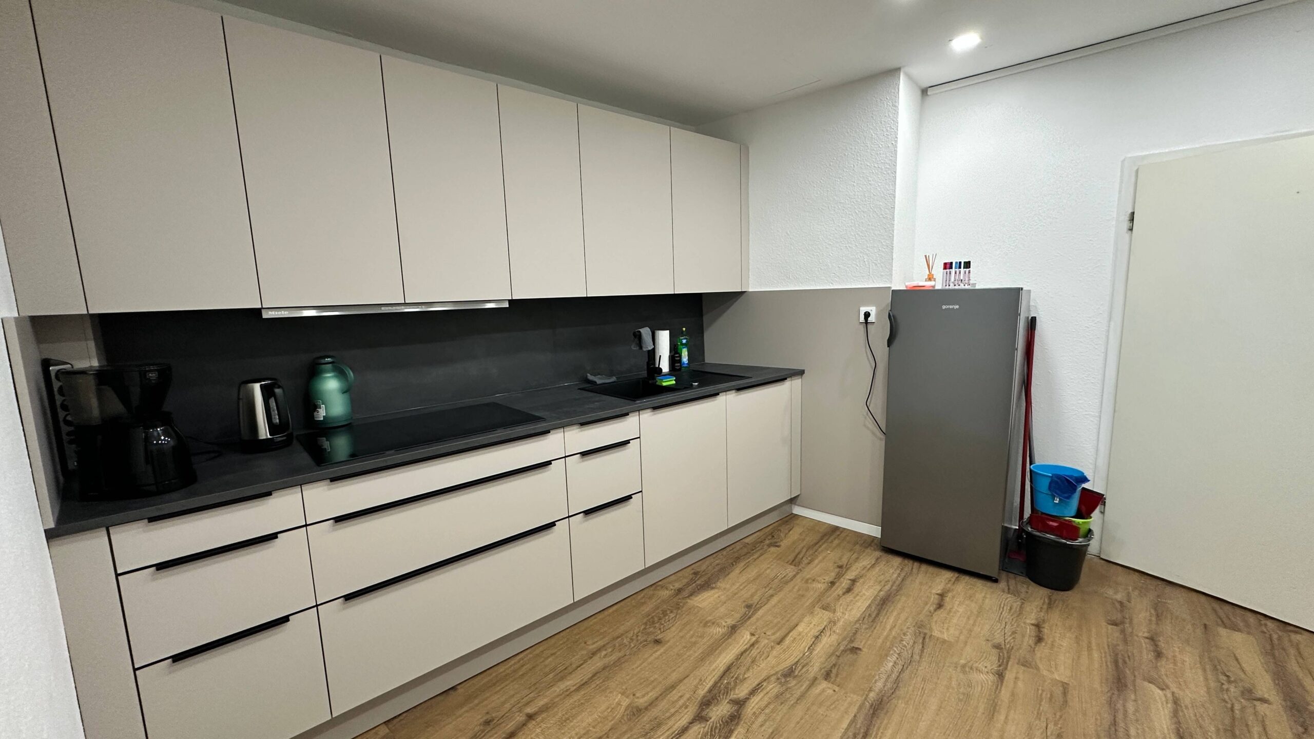 Weitwinkelfoto einer Küchenzeile im Refugium Aschaffenburg