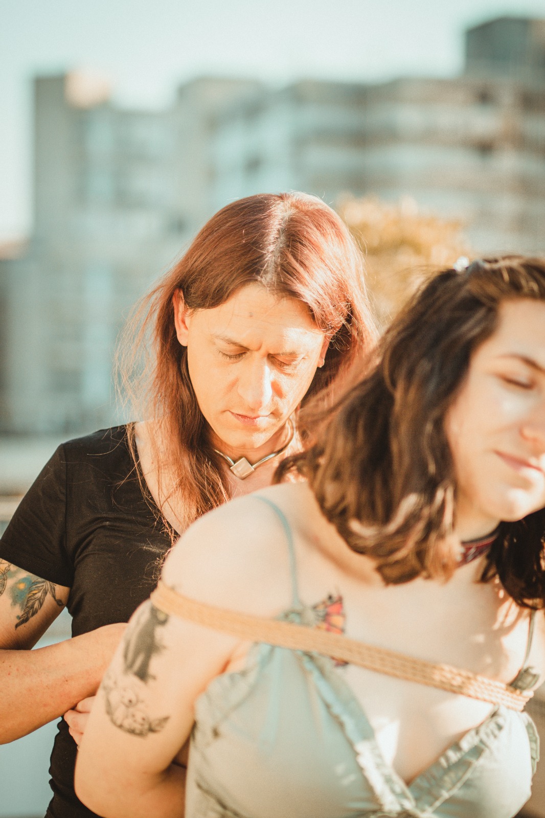 Momentaufnahme währende Cat Mason ein weibliches Model mit Seilen in eine Shibari Fesselung knotet