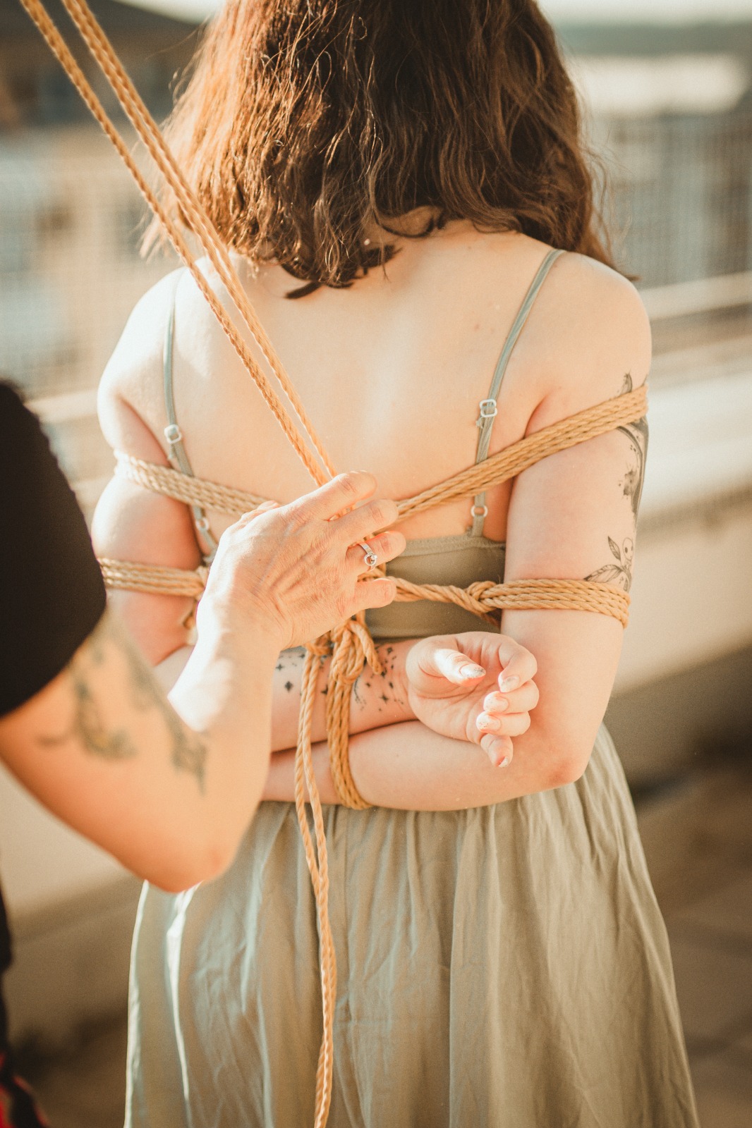 Detailaufnahme wie Cat Mason Shibari fesselt am Rücken eines weiblichen Rope Bunnies, das Seil spannt