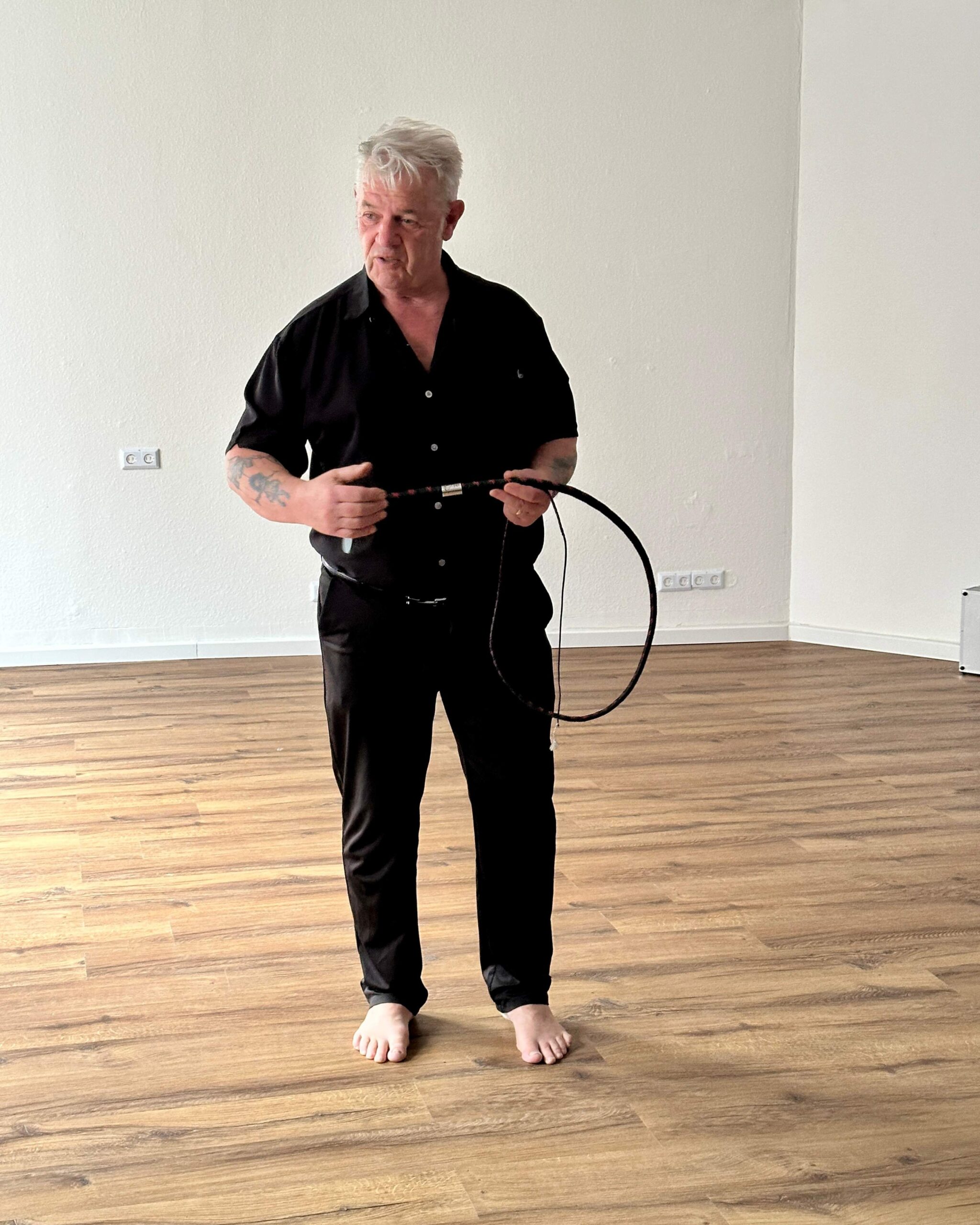 Ron mit Bullwhip in der Hand beim Bullwhip Workshop im Refugium Aschaffenburg