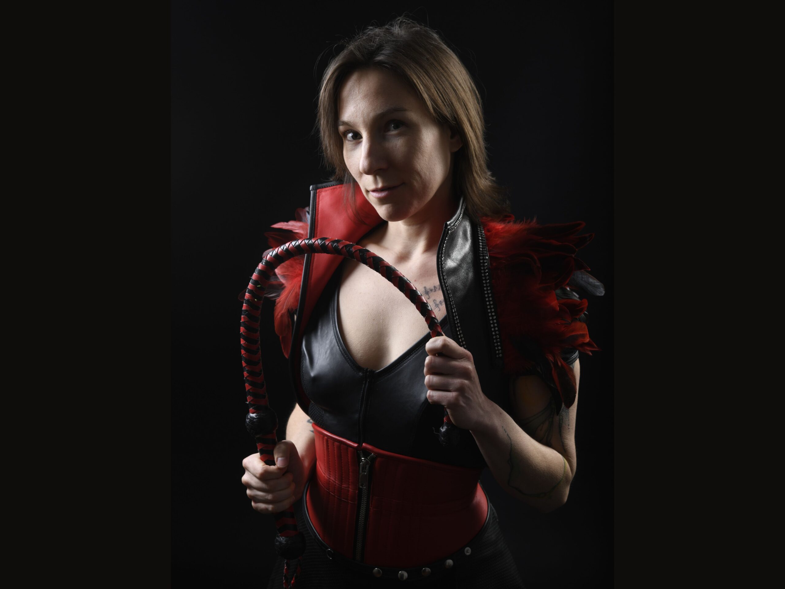 Jay Stark in Leder und Federn mit Peitsche, bereit für BDSM für Neugierige