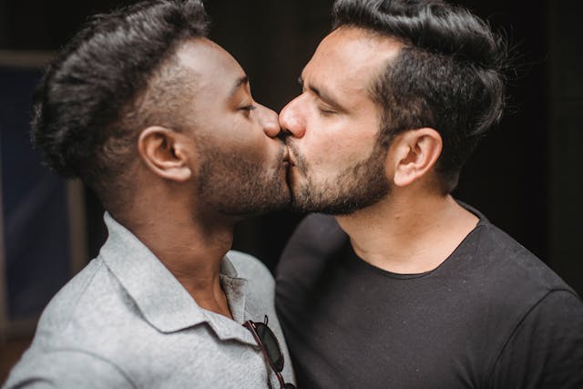 küssen pexels-ketut-subiyanto-4833656-2 Zwei Männer küssen sich sinnlich.