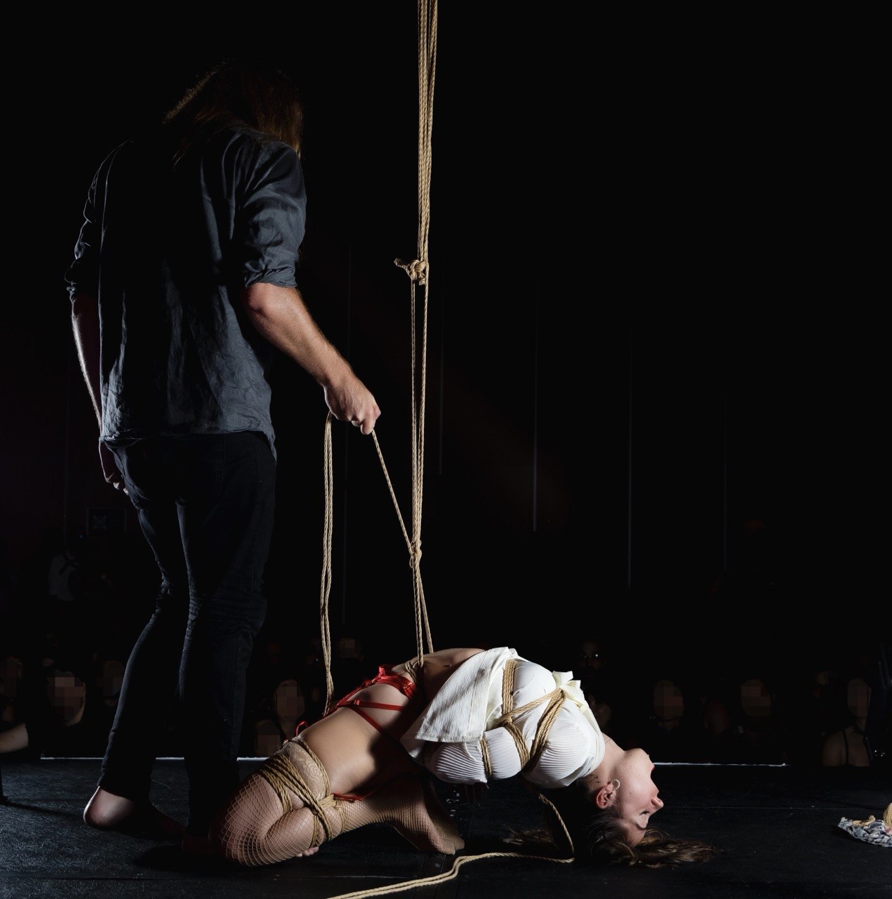 Gala mit Shibari-Seil gefesselt in einem Easy Tie am Boden